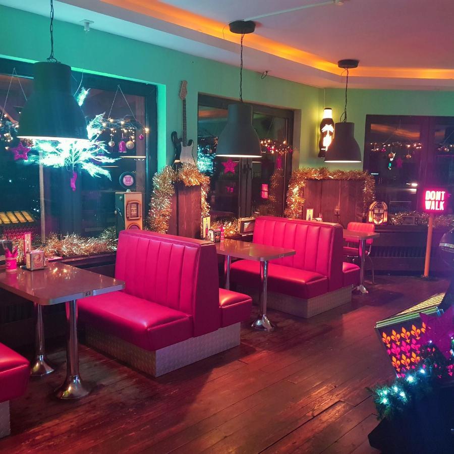 Moes Diner Hotel *